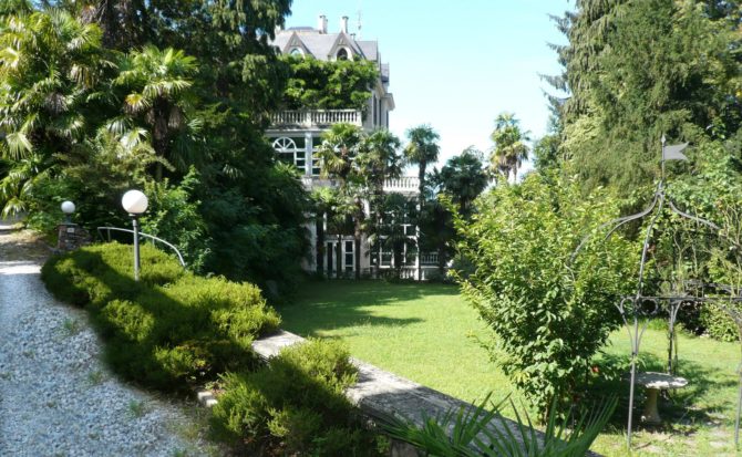 Photo 3 of the property 2494603 - historic villa with annex, park and swimming pool for sale in luino on lake maggiore