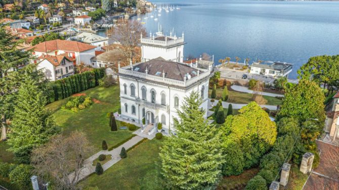 Photo 1 de l'annonce 2495196 - prestigieuse villa d'époque avec annexe et guérite rénovée à vendre à lesa sur le lac majeur