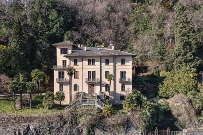 Photo 3 of the property 6849150 - historische villa gegenüber dem lago maggiore mit strand und pier zum verkauf