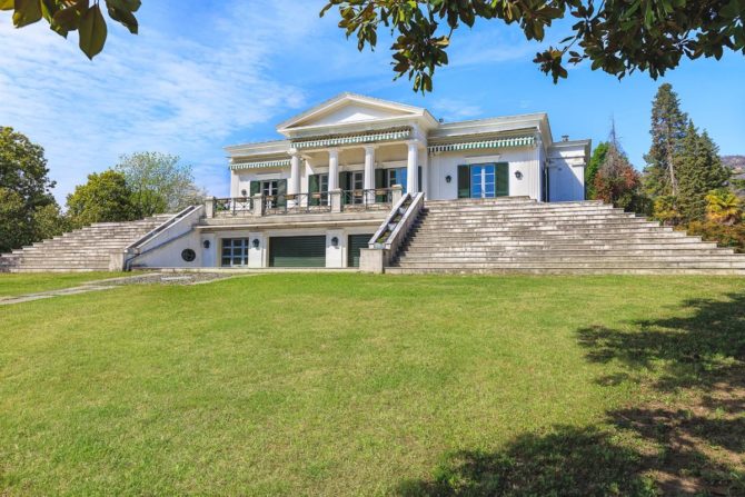 Photo 3 of the property 2495136 - prestigious beach villa with pier and annex on lake maggiore