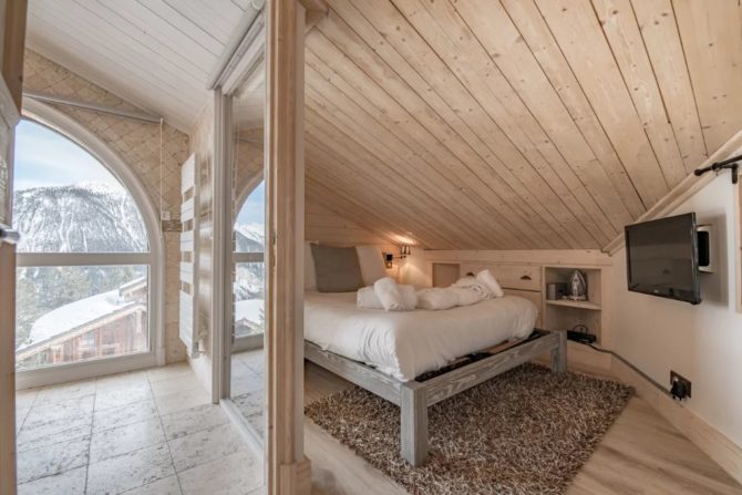 Photo 6 of the property 6895535 - renovated family chalet in the center of courchevel - 5 en-suite bedrooms