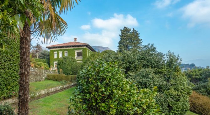 Photo 2 of the property 2187731 - in verbania lake maggiore prestigious period villa with century-old park and swimming pool