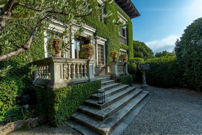 Photo 3 of the property 2187731 - in verbania lake maggiore prestigious period villa with century-old park and swimming pool