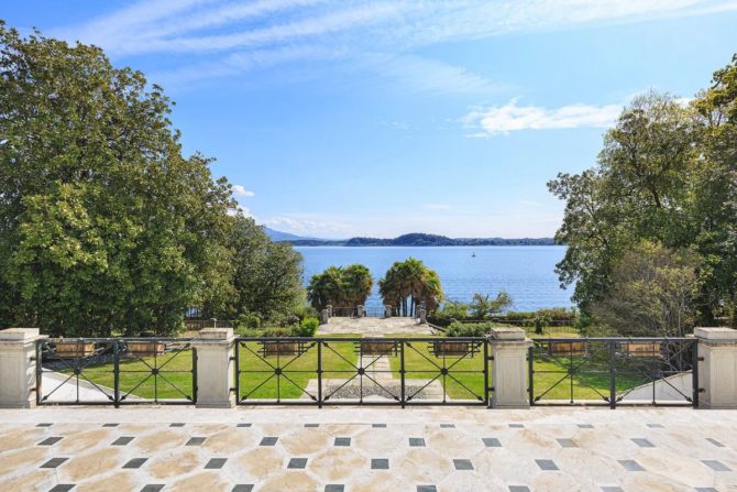 Photo 5 of the property 2495136 - prestigious beach villa with jetty and annexe on lake maggiore