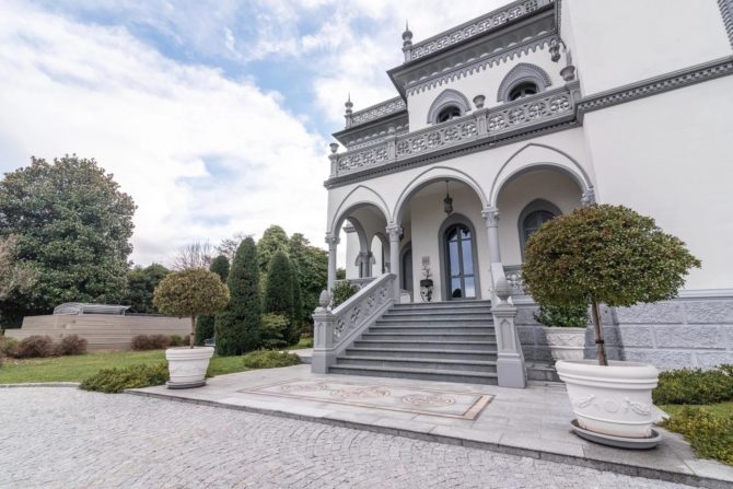 Photo 11 of the property 2495196 - prestigeträchtige epochale villa mit nebengebäude und renoviertem wachhaus zum verkauf in lesa am lago maggiore