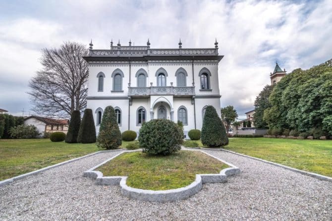 Photo 2 of the property 2495196 - prestigious period villa with annexe and renovated guesthouse for sale in lesa on lake maggiore