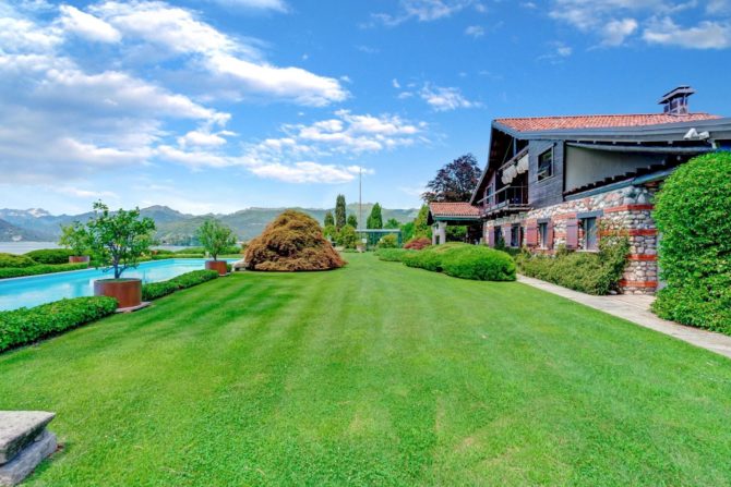 Photo 2 of the property 5077003 - luxury villa with pool and park in laveno with lake maggiore view