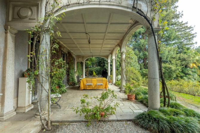 Photo 17 of the property 2187731 - in verbania lago maggiore prestigeträchtige stilvilla mit jahrhundertealtem park und pool