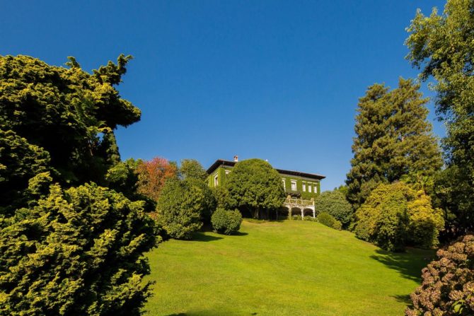 Photo 9 of the property 2187731 - in verbania lago maggiore prestigeträchtige stilvilla mit jahrhundertealtem park und pool